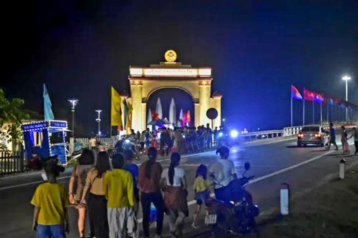 Di tích quốc gia đặc biệt đôi bờ Hiền Lương - Bến Hải lung linh sắc màu trước ngày lễ lớn - Ảnh 8. Di tích quốc gia đặc biệt đôi bờ Hiền Lương - Bến Hải lung linh sắc màu trước ngày lễ lớn - Ảnh 8.