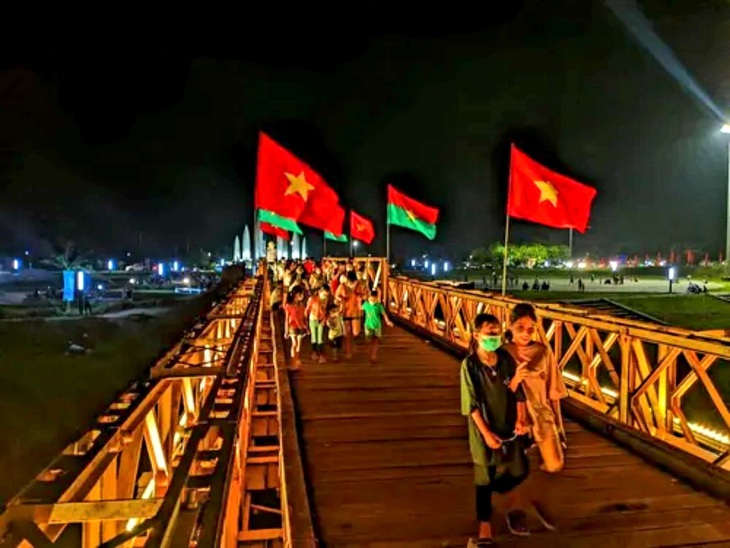 Di tích quốc gia đặc biệt đôi bờ Hiền Lương - Bến Hải lung linh sắc màu trước ngày lễ lớn - Ảnh 2. Di tích quốc gia đặc biệt đôi bờ Hiền Lương - Bến Hải lung linh sắc màu trước ngày lễ lớn - Ảnh 2.