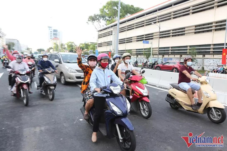 Thông xe cây cầu nghìn tỷ bắc qua sông Sài Gòn, người dân háo hức 'check in' - Ảnh 2.