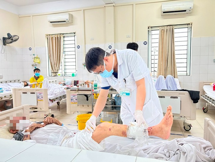 Chó tuột xích cắn cụ 95 tuổi đang đi xe đạp, nguy cơ cắt cụt chi - Ảnh 2.
