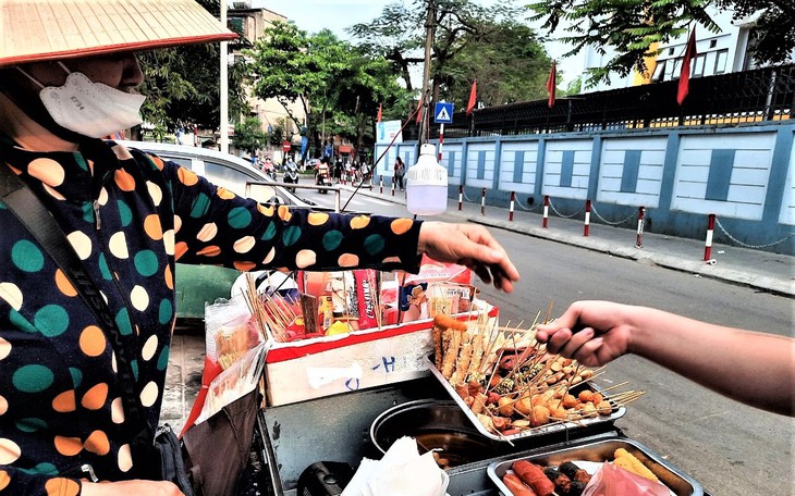 Đồ ăn vặt ở cổng trường, mối nguy lớn cho sức khỏe học sinh