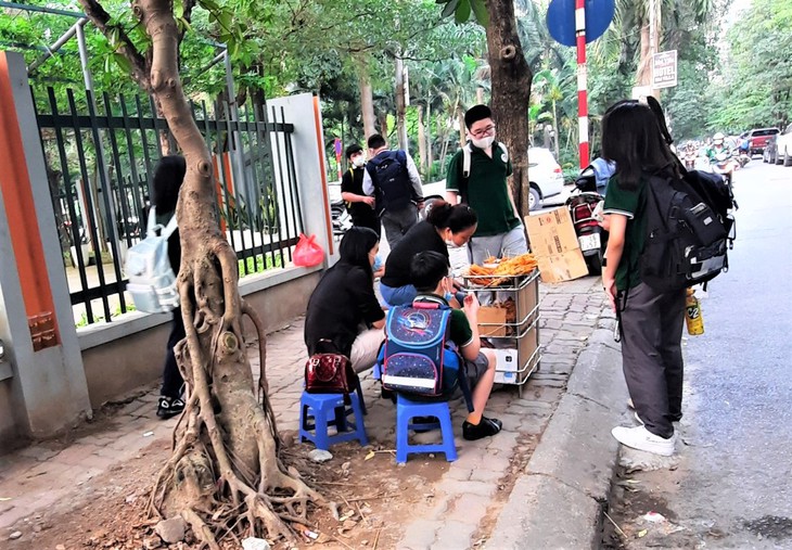 Đồ ăn vặt cổng trường - Mối nguy hại tới sức khỏe của học sinh - Ảnh 1.