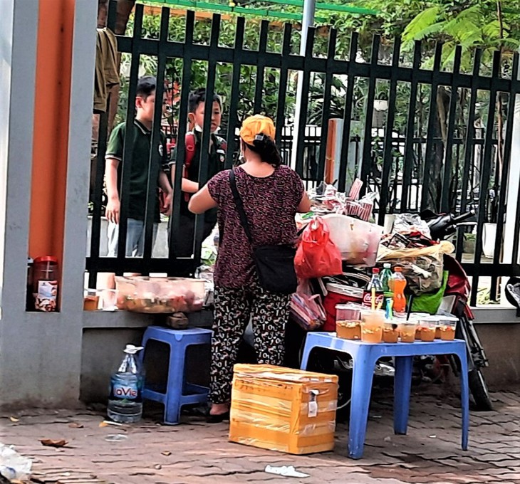 Đồ ăn vặt cổng trường - Mối nguy hại tới sức khỏe của học sinh - Ảnh 4.