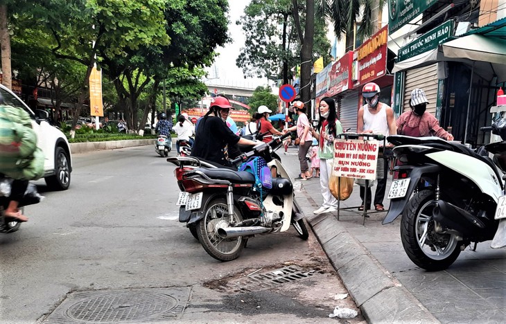 Đồ ăn vặt cổng trường - Mối nguy hại tới sức khỏe của học sinh - Ảnh 3.