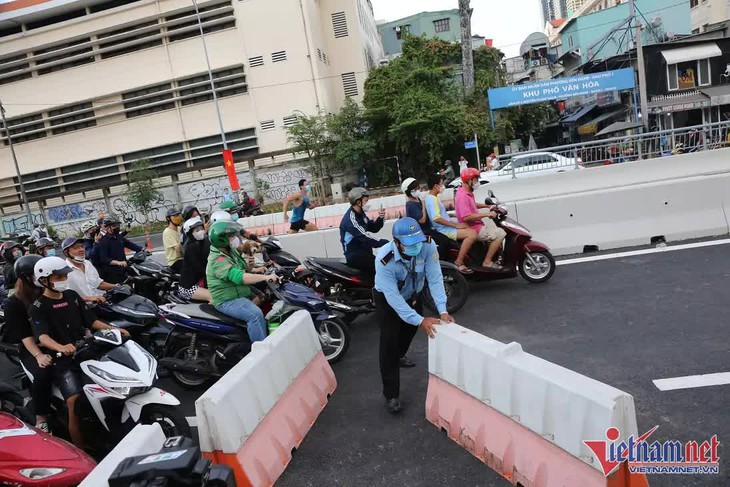 Thông xe cây cầu nghìn tỷ bắc qua sông Sài Gòn, người dân háo hức 'check in' - Ảnh 1.