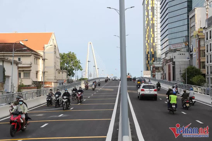 Thông xe cây cầu nghìn tỷ bắc qua sông Sài Gòn, người dân háo hức 'check in' - Ảnh 8.