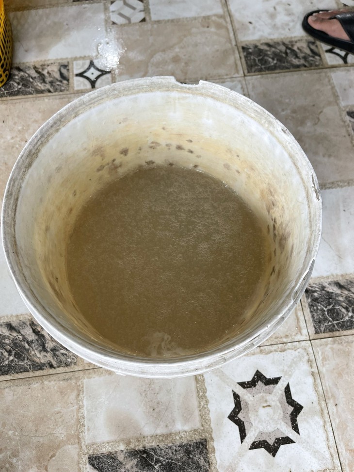 Thùng chứa tạp chất được xác định là Agar dùng để bơm vào tôm