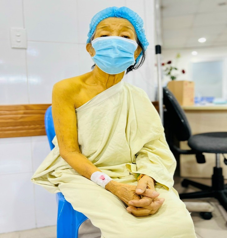 Phẫu thuật thành công, cứu sống bệnh nhân lớn tuổi mắc ung thư đầu tụy với nhiều bệnh nền phức tạp - Ảnh 1. Phẫu thuật thành công, cứu sống bệnh nhân lớn tuổi mắc ung thư đầu tụy với nhiều bệnh nền phức tạp - Ảnh 1.