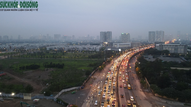Hà Nội: Đường Vành đai 3 trên cao ùn tắc cả chục km suốt nhiều giờ đồng hồ - Ảnh 1.