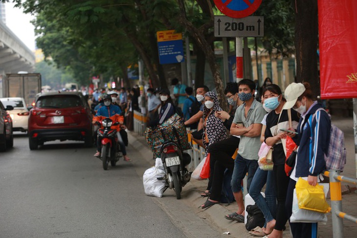 Người dân Hà Nội và Sài Gòn ùn ùn về quê nghỉ lễ 30/4 - 1/5, mọi ngả đường ùn tắc kéo dài - Ảnh 10.