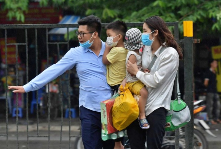 Người dân Hà Nội và Sài Gòn ùn ùn về quê nghỉ lễ 30/4 - 1/5, mọi ngả đường ùn tắc kéo dài - Ảnh 8.