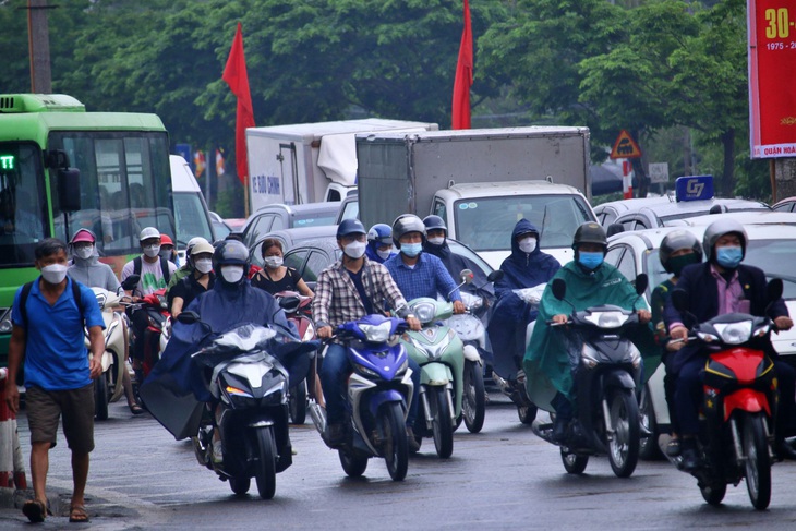 Người dân Hà Nội và Sài Gòn ùn ùn về quê nghỉ lễ 30/4 - 1/5, mọi ngả đường ùn tắc kéo dài - Ảnh 1.