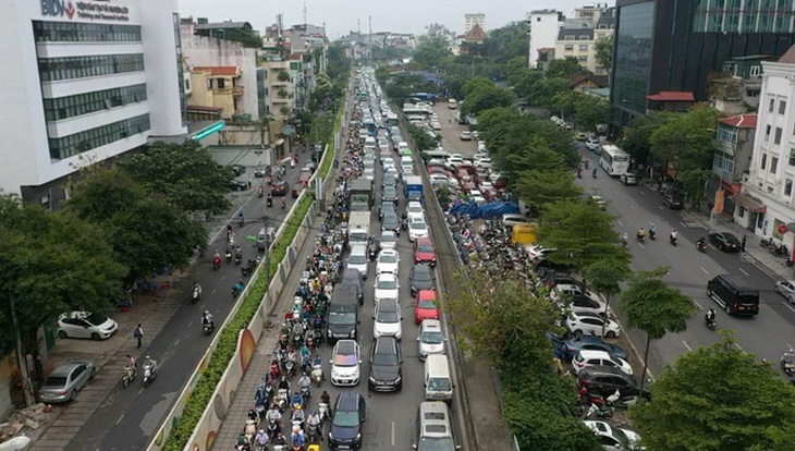 Người dân Hà Nội và Sài Gòn ùn ùn về quê nghỉ lễ 30/4 - 1/5, mọi ngả đường ùn tắc kéo dài - Ảnh 5.