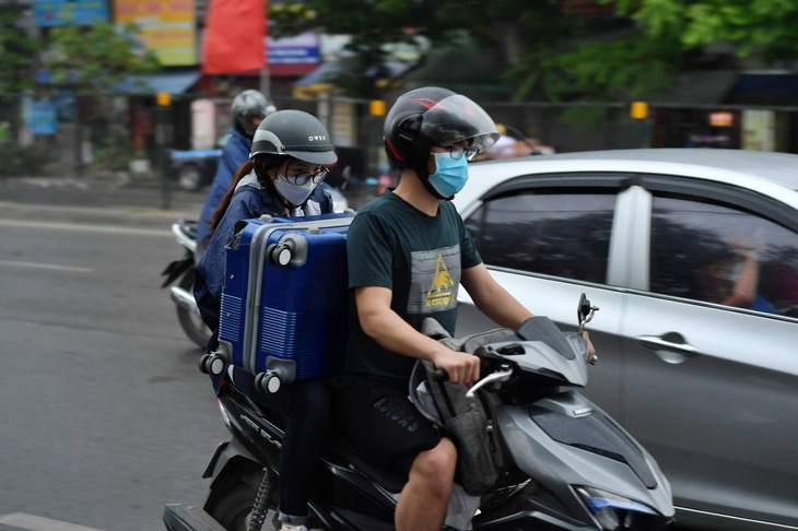 Người dân Hà Nội và Sài Gòn ùn ùn về quê nghỉ lễ 30/4 - 1/5, mọi ngả đường ùn tắc kéo dài - Ảnh 7.