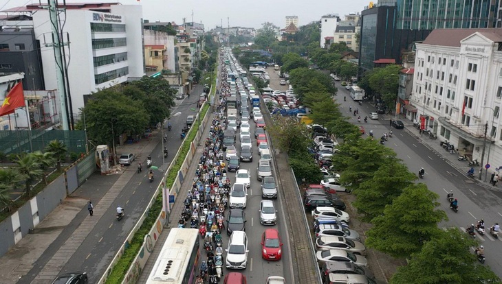 Người dân Hà Nội và Sài Gòn ùn ùn về quê nghỉ lễ 30/4 - 1/5, mọi ngả đường ùn tắc kéo dài - Ảnh 3.
