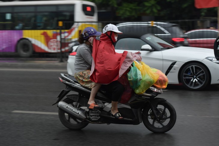 Người dân Hà Nội và Sài Gòn ùn ùn về quê nghỉ lễ 30/4 - 1/5, mọi ngả đường ùn tắc kéo dài - Ảnh 6.