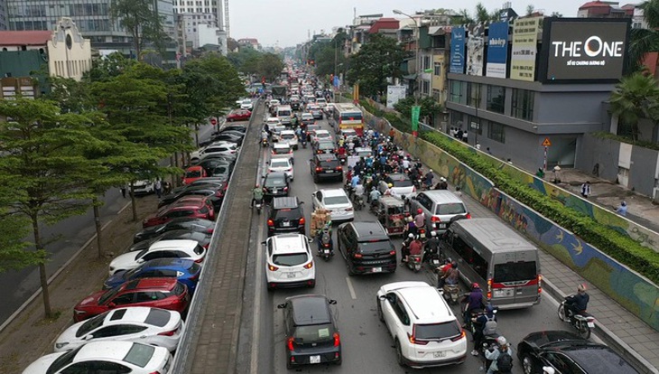 Người dân Hà Nội và Sài Gòn ùn ùn về quê nghỉ lễ 30/4 - 1/5, mọi ngả đường ùn tắc kéo dài - Ảnh 4.