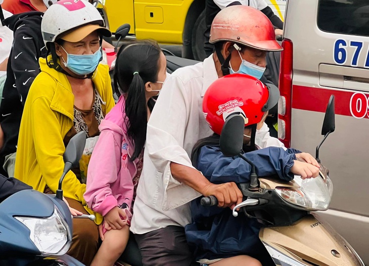 Người dân Hà Nội và Sài Gòn ùn ùn về quê nghỉ lễ 30/4 - 1/5, mọi ngả đường ùn tắc kéo dài - Ảnh 36.
