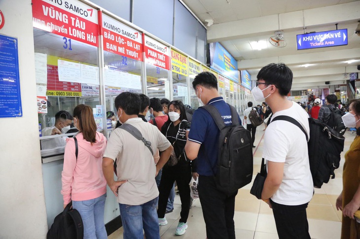 Người dân Hà Nội và Sài Gòn ùn ùn về quê nghỉ lễ 30/4 - 1/5, mọi ngả đường ùn tắc kéo dài - Ảnh 29.