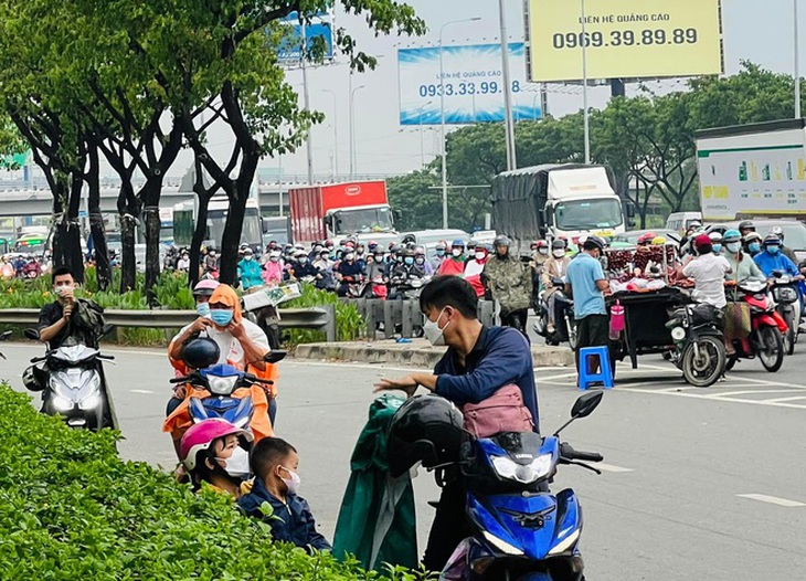 Người dân Hà Nội và Sài Gòn ùn ùn về quê nghỉ lễ 30/4 - 1/5, mọi ngả đường ùn tắc kéo dài - Ảnh 30.