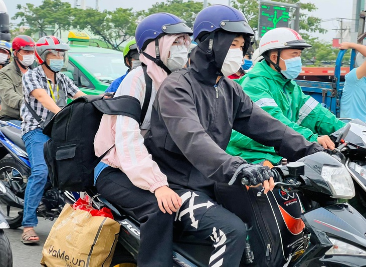 Người dân Hà Nội và Sài Gòn ùn ùn về quê nghỉ lễ 30/4 - 1/5, mọi ngả đường ùn tắc kéo dài - Ảnh 34.