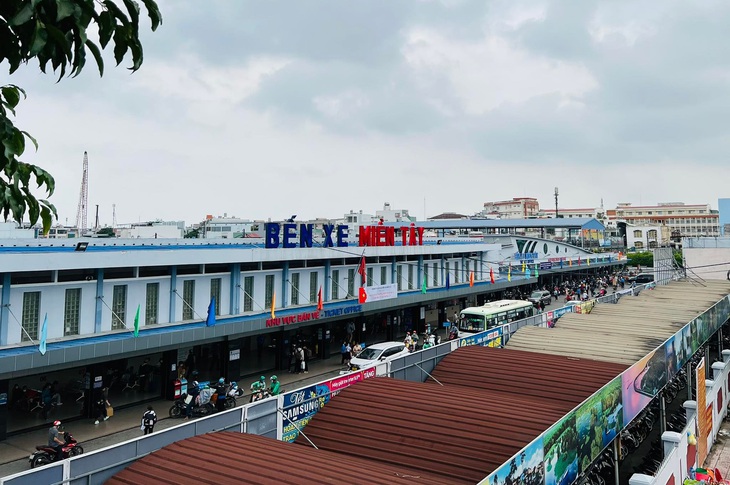 Người dân Hà Nội và Sài Gòn ùn ùn về quê nghỉ lễ 30/4 - 1/5, mọi ngả đường ùn tắc kéo dài - Ảnh 28.
