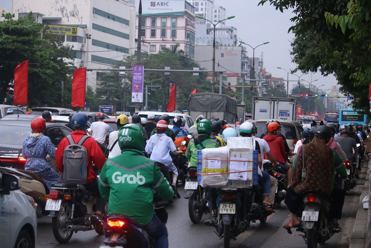 Người dân Hà Nội và Sài Gòn ùn ùn về quê nghỉ lễ 30/4 - 1/5, mọi ngả đường ùn tắc kéo dài - Ảnh 2.