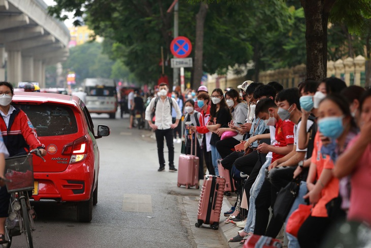 Người dân Hà Nội và Sài Gòn ùn ùn về quê nghỉ lễ 30/4 - 1/5, mọi ngả đường ùn tắc kéo dài - Ảnh 9.