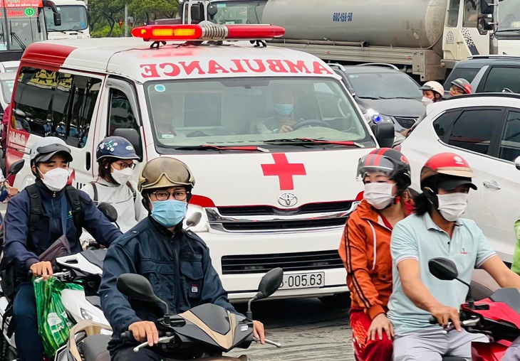 Người dân Hà Nội và Sài Gòn ùn ùn về quê nghỉ lễ 30/4 - 1/5, mọi ngả đường ùn tắc kéo dài - Ảnh 33.