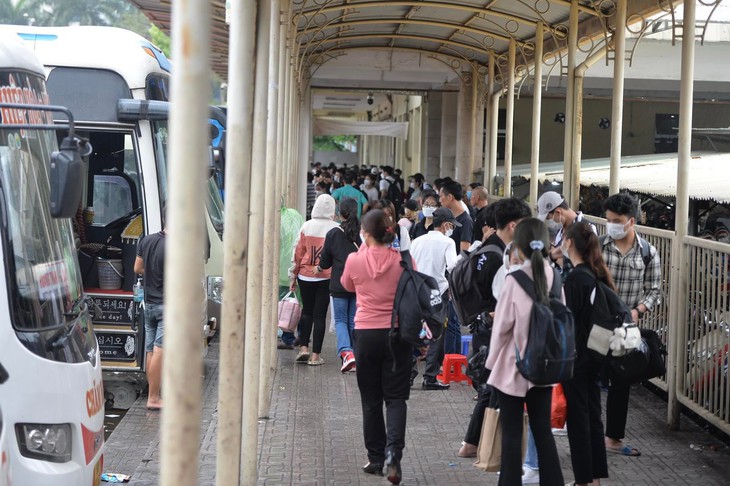 Người dân Hà Nội và Sài Gòn ùn ùn về quê nghỉ lễ 30/4 - 1/5, mọi ngả đường ùn tắc kéo dài - Ảnh 22.