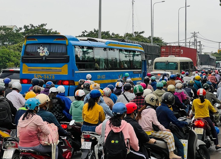 Người dân Hà Nội và Sài Gòn ùn ùn về quê nghỉ lễ 30/4 - 1/5, mọi ngả đường ùn tắc kéo dài - Ảnh 35.