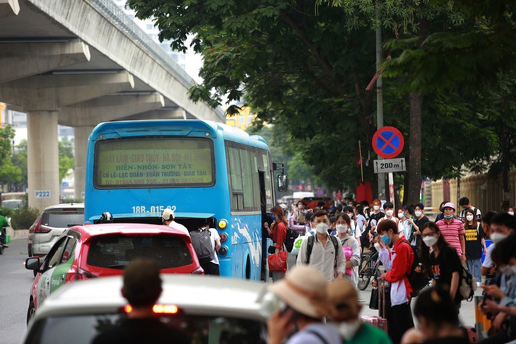 Người dân Hà Nội và Sài Gòn ùn ùn về quê nghỉ lễ 30/4 - 1/5, mọi ngả đường ùn tắc kéo dài - Ảnh 11.