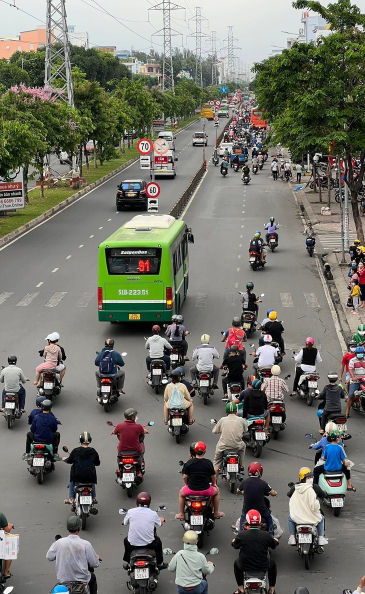 Người dân Hà Nội và Sài Gòn ùn ùn về quê nghỉ lễ 30/4 - 1/5, mọi ngả đường ùn tắc kéo dài - Ảnh 27.