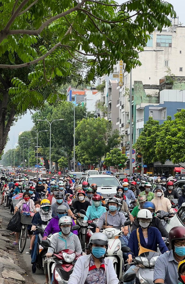 Người dân Hà Nội và Sài Gòn ùn ùn về quê nghỉ lễ 30/4 - 1/5, mọi ngả đường ùn tắc kéo dài - Ảnh 26.