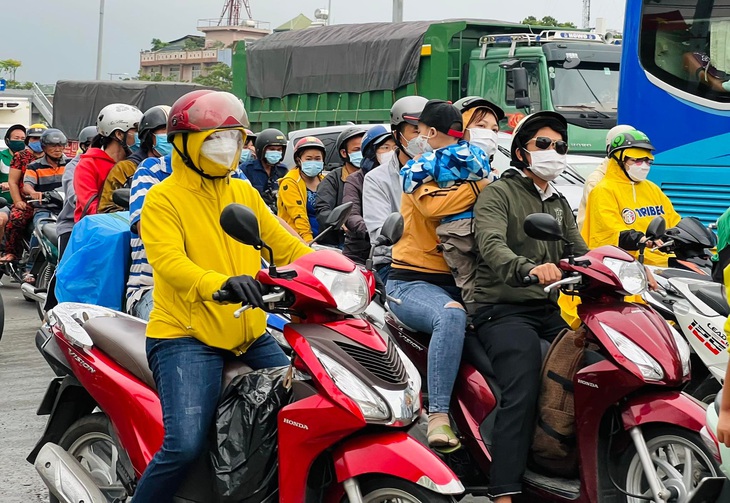 Người dân Hà Nội và Sài Gòn ùn ùn về quê nghỉ lễ 30/4 - 1/5, mọi ngả đường ùn tắc kéo dài - Ảnh 32.