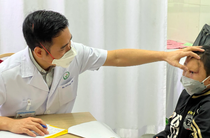 Khối u hốc mắt khiến cậu bé 9 tuổi khóc ra máu - Ảnh 2.