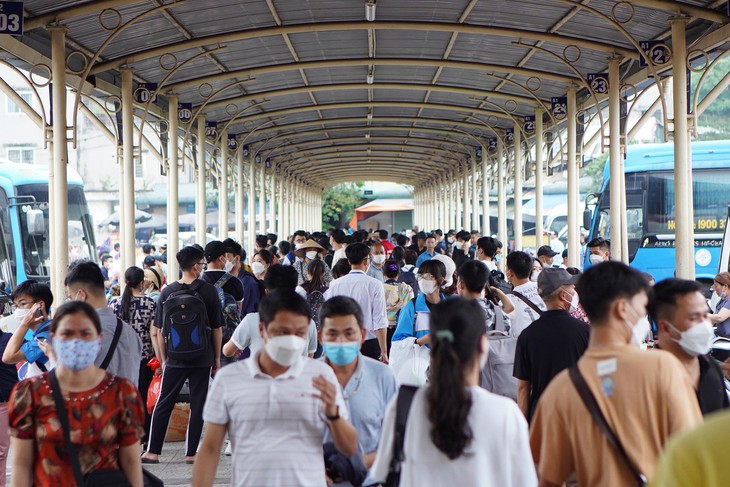 Người dân Hà Nội và Sài Gòn ùn ùn về quê nghỉ lễ 30/4 - 1/5, mọi ngả đường ùn tắc kéo dài - Ảnh 13.