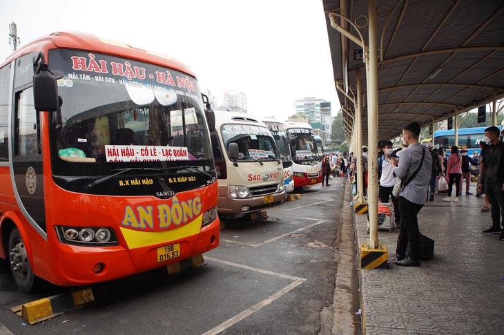 Người dân Hà Nội và Sài Gòn ùn ùn về quê nghỉ lễ 30/4 - 1/5, mọi ngả đường ùn tắc kéo dài - Ảnh 14.