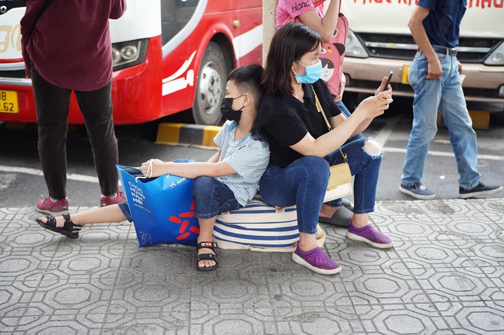 Người dân Hà Nội và Sài Gòn ùn ùn về quê nghỉ lễ 30/4 - 1/5, mọi ngả đường ùn tắc kéo dài - Ảnh 15.