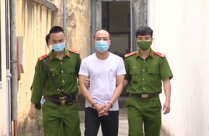 Đối tượng Nguyễn Trung Kiên làm giả chứng minh nhân dân sau đó chiếm đoạt sim điện thoại của những tài khoản chiếm đoạt được để chiếm quyền truy cập Internet Banking.