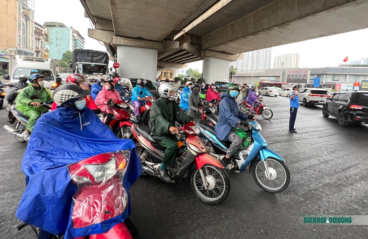 Cảnh sát giao thông phân luồng trong mưa đưa người dân rời Thủ đô dịp nghỉ lễ dài ngày - Ảnh 1.