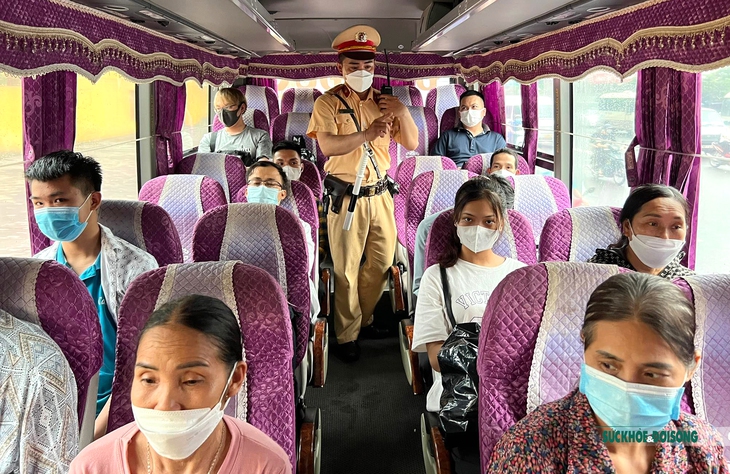 Cảnh sát giao thông phân luồng trong mưa đưa người dân rời Thủ đô dịp nghỉ lễ dài ngày - Ảnh 4.