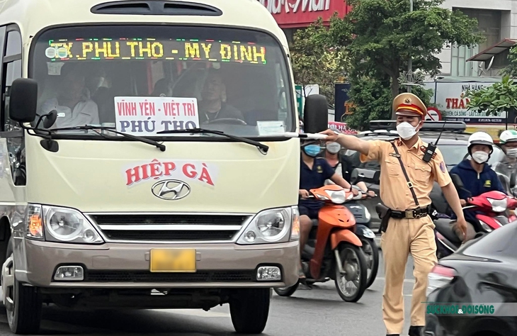 Cảnh sát giao thông phân luồng trong mưa đưa người dân rời Thủ đô dịp nghỉ lễ dài ngày - Ảnh 7.