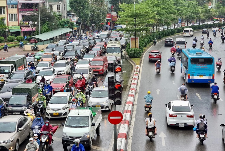 Người dân Hà Nội và Sài Gòn ùn ùn về quê nghỉ lễ 30/4 - 1/5, mọi ngả đường ùn tắc kéo dài - Ảnh 16.