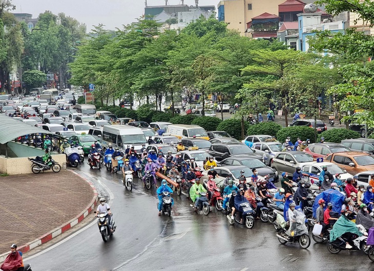Người dân Hà Nội và Sài Gòn ùn ùn về quê nghỉ lễ 30/4 - 1/5, mọi ngả đường ùn tắc kéo dài - Ảnh 17.