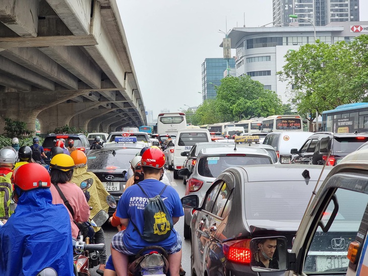 Người dân Hà Nội và Sài Gòn ùn ùn về quê nghỉ lễ 30/4 - 1/5, mọi ngả đường ùn tắc kéo dài - Ảnh 18.
