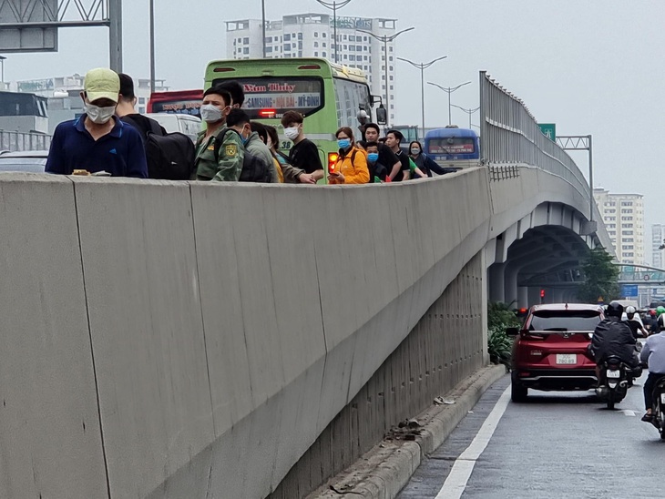 Người dân Hà Nội và Sài Gòn ùn ùn về quê nghỉ lễ 30/4 - 1/5, mọi ngả đường ùn tắc kéo dài - Ảnh 19.