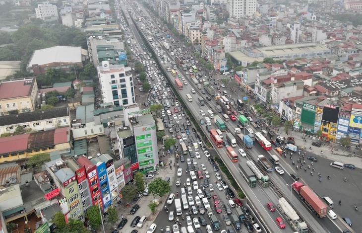 Người dân Hà Nội và Sài Gòn ùn ùn về quê nghỉ lễ 30/4 - 1/5, mọi ngả đường ùn tắc kéo dài - Ảnh 20.