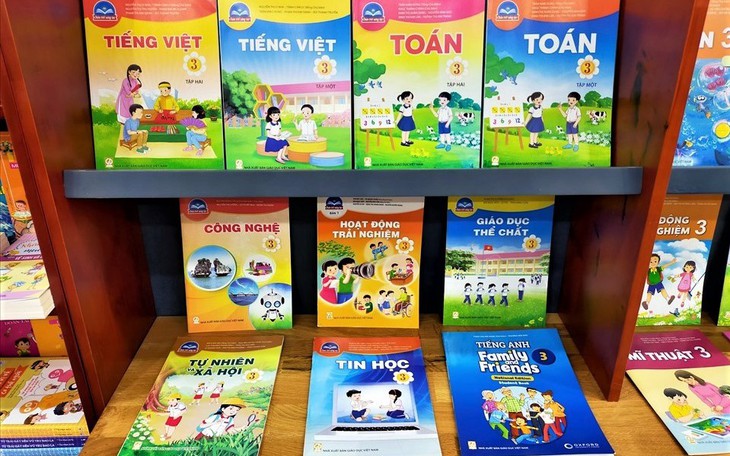 Tăng giá sách giáo khoa, phụ huynh "chóng mặt"