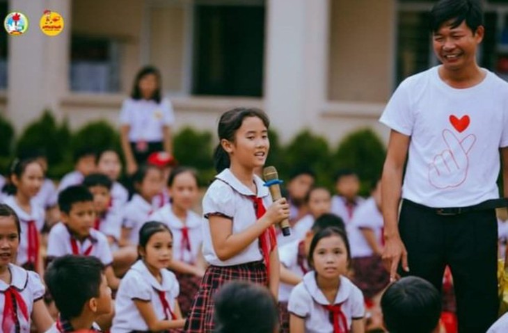 Đề xuất khen thưởng thầy giáo lao ra vùng biển động cứu người - Ảnh 1.